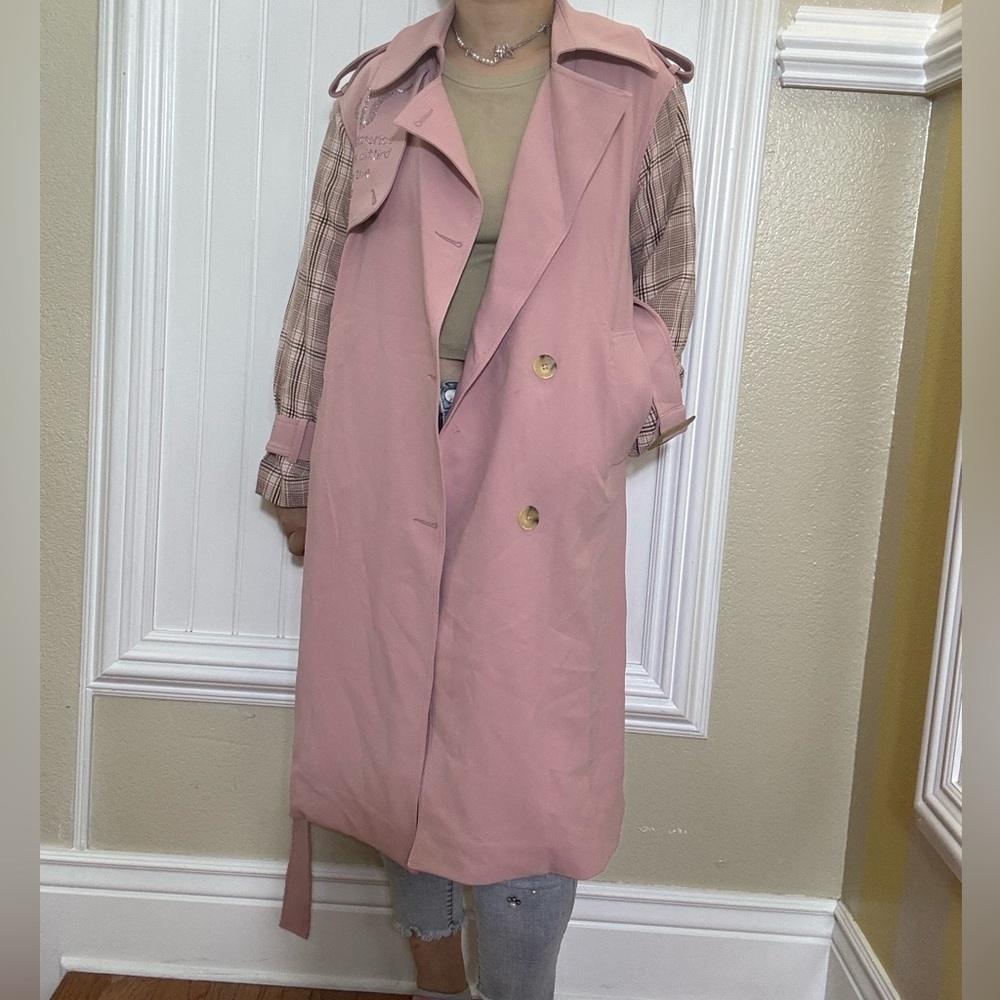 Chic Pink Trench Coat with Plaid Sleeves